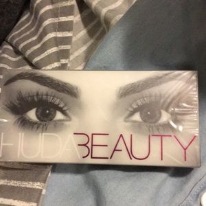 Huda beauty lashes LANA #10